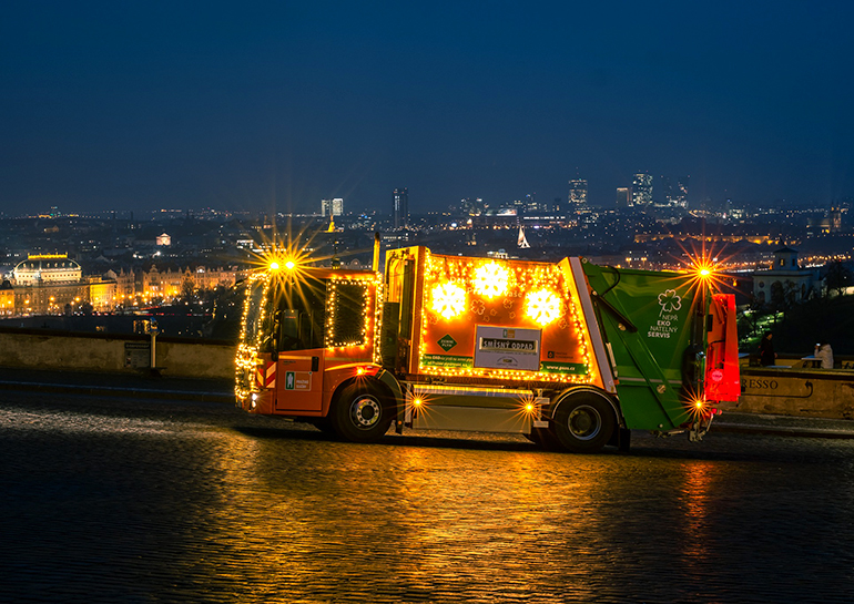 В Праге представили рождественский мусоровоз