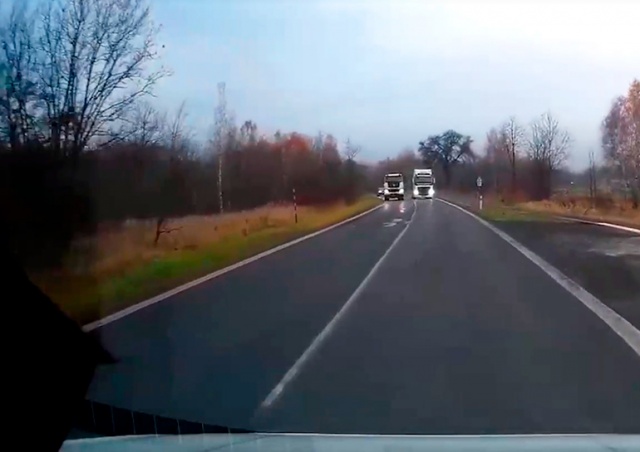 Водителя фуры в Чехии разыскивают за безумный обгон: видео
