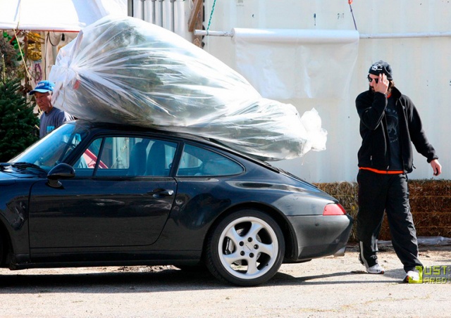 Соцсети вспомнили о Киану Ривзе с рождественской елкой на крыше Porsche