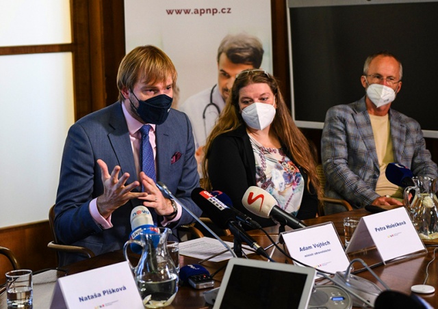 Срок действия сертификата вакцинации в Чехии сократят до 9 месяцев