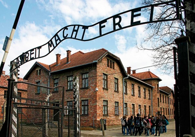 Туристку оштрафовали за нацистское приветствие у ворот Освенцима