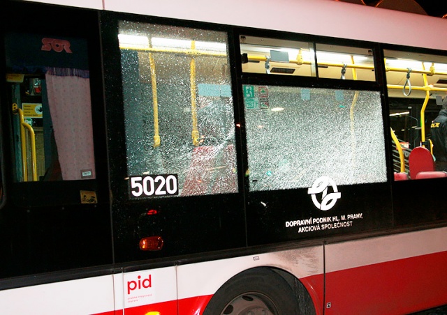 В Праге неизвестный обстрелял два трамвая и автобус
