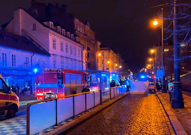 Машина сбила двух пешеходов в центре Праги