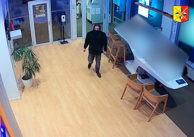 Полиция обнародовала видео ограбления банка в Праге