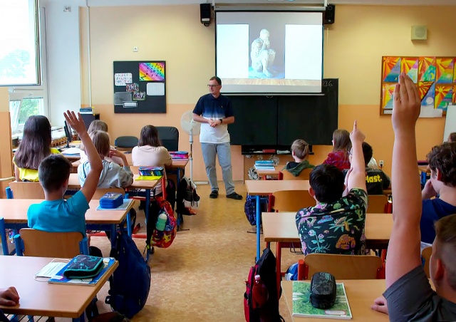 Правительство Чехии одобрило увеличение числа экстренных выходных в школах