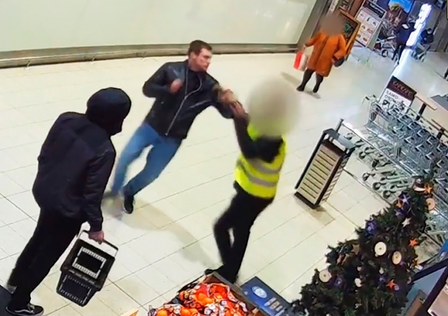 В Праге покупатель сломал челюсть охраннику из-за респиратора