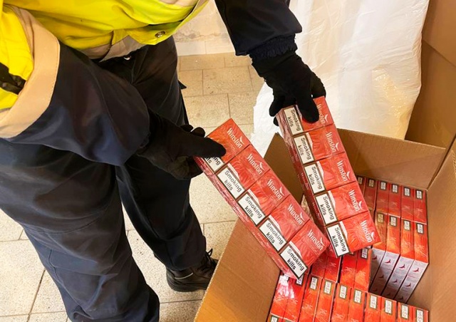В Чехии фура под видом масок перевозила 7 млн контрабандных сигарет