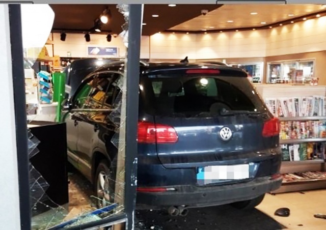 Пьяная водитель въехала в магазин АЗС на чешской автомагистрали