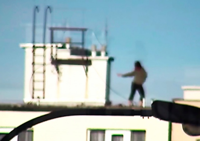 В Праге девушка исполнила странный танец на крыше. Соседи вызвали полицию: видео