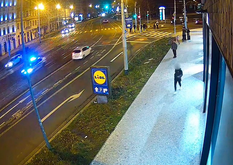 Полиция Праги показала видео молниеносного задержания грабителя