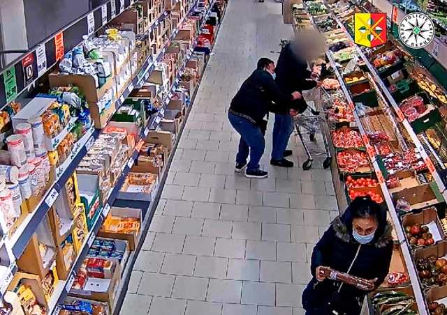 Карманная кража в пражском супермаркете попала на видео