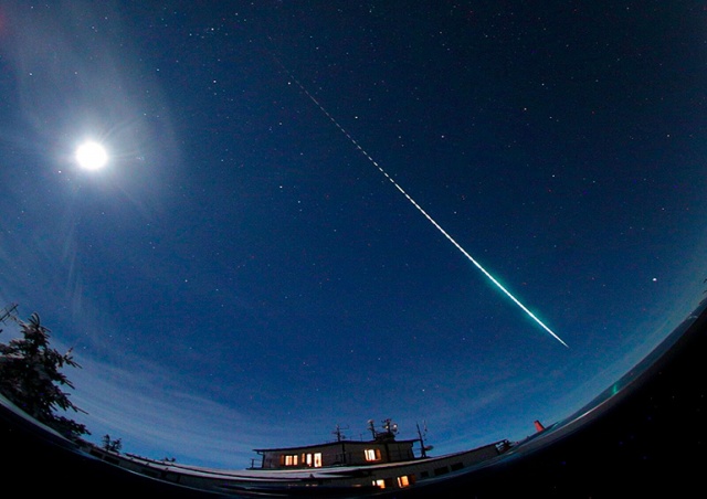 Небо над Чехией озарил яркий метеор: видео