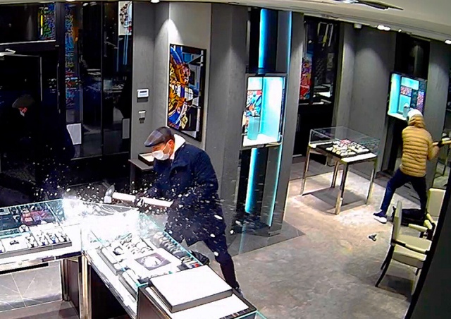Дерзкое ограбление магазина часов произошло в центре Праги: видео