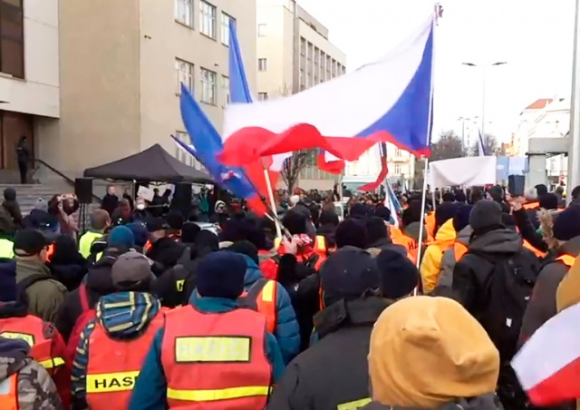 В Праге пожарные и полицейские вышли на митинг против обязательной вакцинации