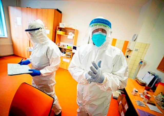 Рекордный прирост: за сутки коронавирус в Чехии выявили у 28 тыс. человек