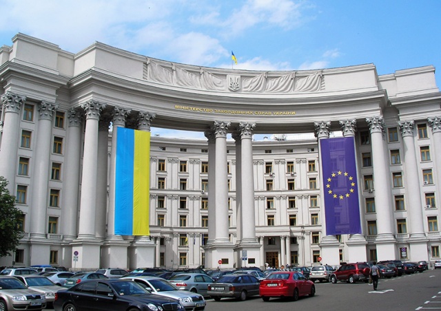 МИД Украины рекомендовал своим гражданам немедленно покинуть Россию