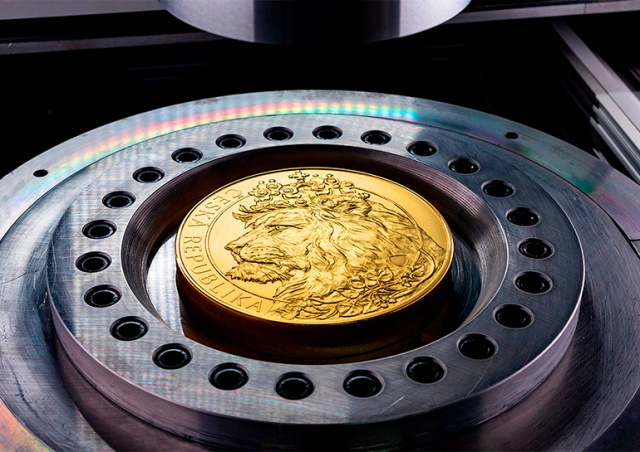 В Чехии выпустили самую большую золотую монету в Европе