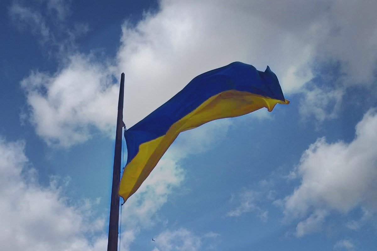 Сине желтый флаг украины. Украина желто синий. Флаг России и Украины. Российский и украинский флаг. Флаг Украины желто синий.