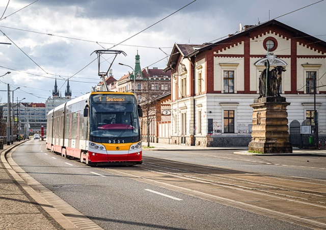 В Праге трамваи и автобусы начнут открывать пассажирам переднюю дверь