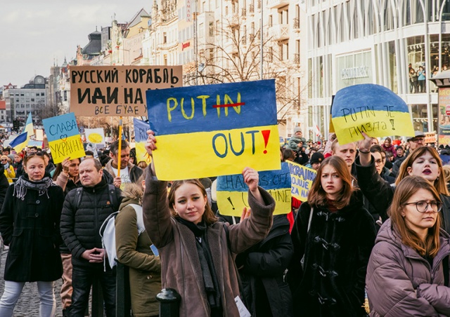 Митинг в поддержку Украины в Праге собрал 80 тыс. человек. Показываем, как это было