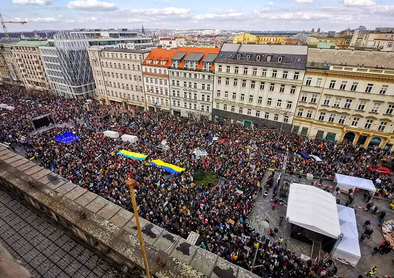 В Праге десятки тысяч человек вышли на митинг в поддержку Украины