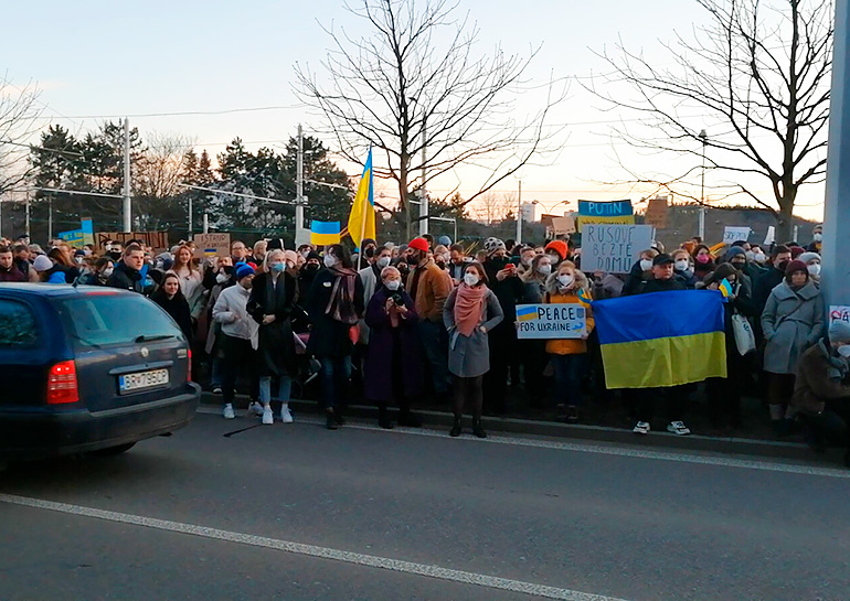У консульства России в Брно прошел митинг в поддержку Украины: видео