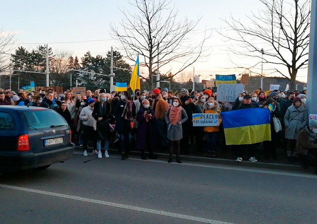 У консульства России в Брно прошел митинг в поддержку Украины: видео