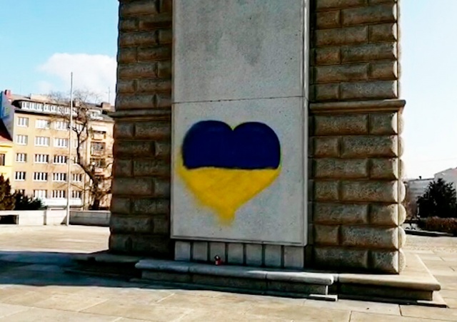 В Брно на памятнике красноармейцам нарисовали сине-желтое сердце. Власти не стали его смывать