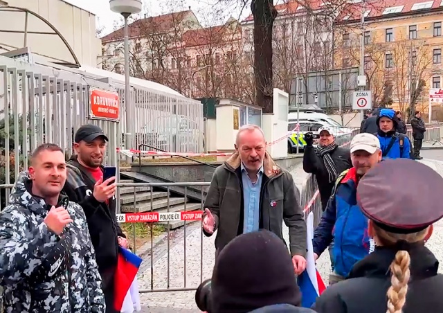 В Праге сторонники Путина пытались заглушить антивоенный митинг у посольства РФ