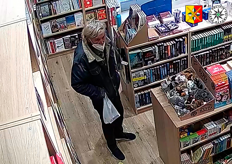 В Праге разыскивают книжного вора. Он вынес из магазина 78 томов: видео
