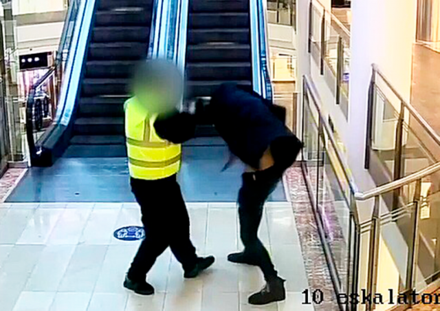 В пражском ТЦ посетитель с ножом напал на охранника: видео