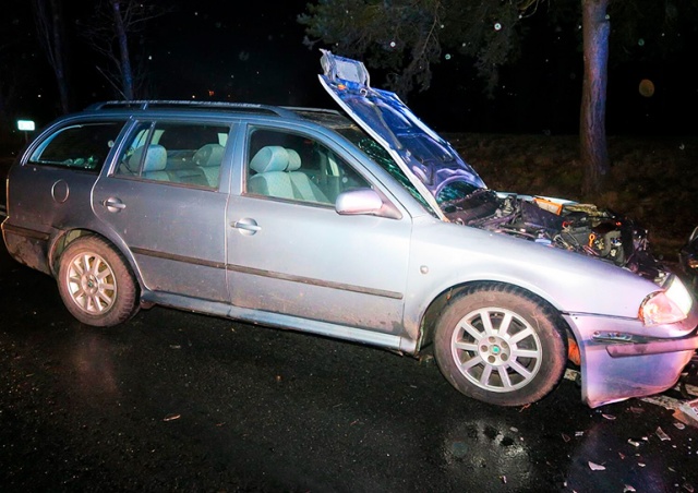 В Чехии сильный ветер спровоцировал ДТП, открыв капот машины во время езды