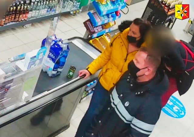 В Праге неизвестный жестоко избил покупателя в магазине: видео