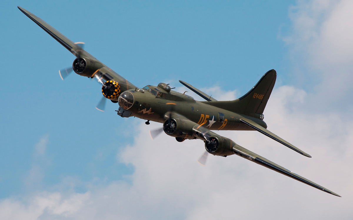 Американский бомбардировщик Boeing B-17 Flying Fortress («Летающая крепость»):