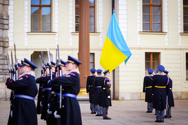 Над Пражским Градом торжественно подняли флаг Украины: видео