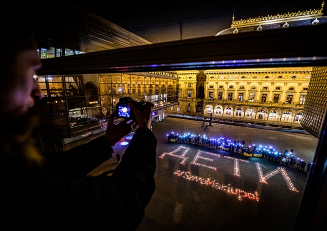 В центре Праги прошла акция «Свет для Мариуполя»: фото
