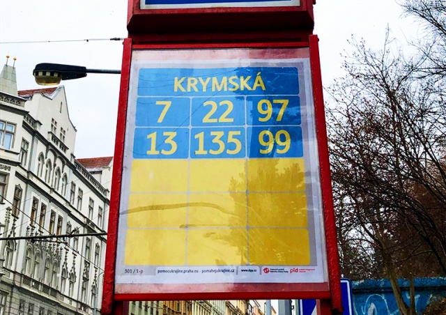 Прага оформила табло «украинских остановок» в сине-желтом стиле
