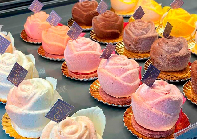 Пражская кондитерская Café Millème приготовила цветочные десерты к 8 Марта