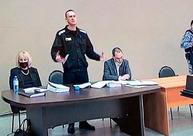 Алексея Навального приговорили к девяти годам колонии 