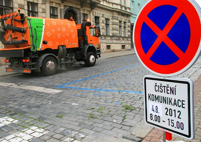 Напоминание автовладельцам: в Праге стартует весенняя уборка улиц