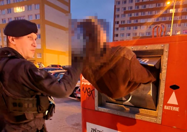 В Праге вор застрял в контейнере для старой электроники: видео
