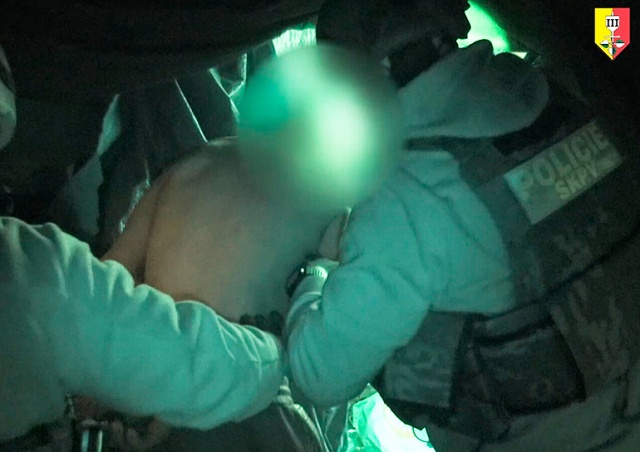 Полиция Праги показала видео задержания вооруженного грабителя