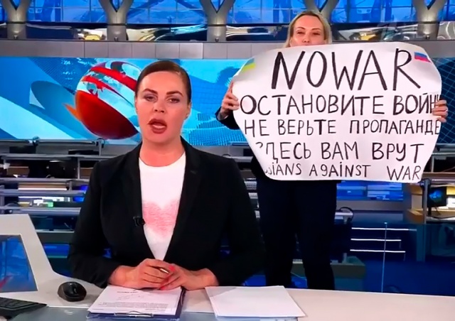 В эфир Первого канала ворвалась девушка с антивоенным плакатом: видео