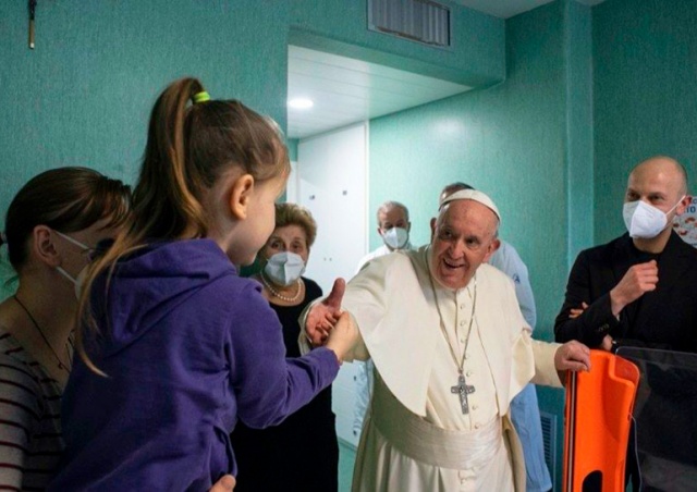Папа Римский навестил украинских детей в больнице Ватикана