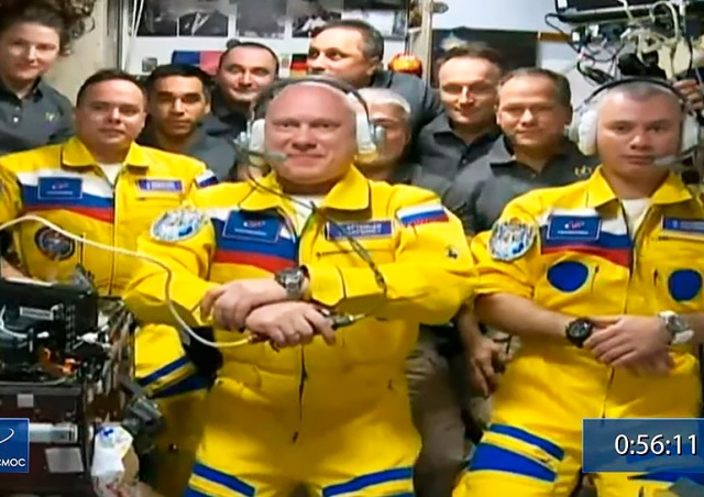 Российские космонавты прибыли на МКС в желто-синих комбинезонах
