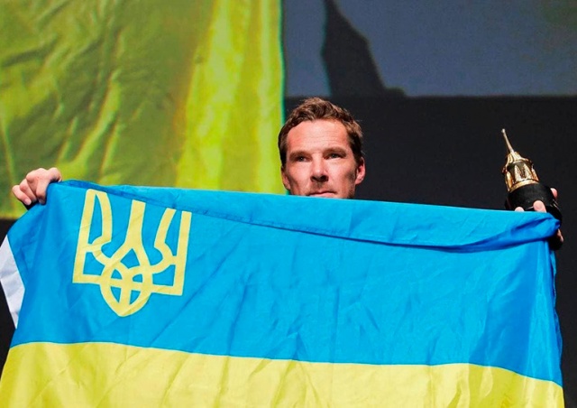 Бенедикт Камбербэтч развернул флаг Украины на вручении кинопремии