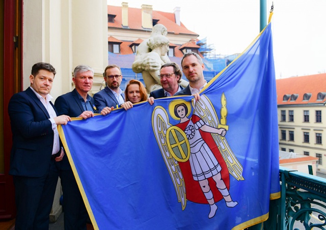 Мэрия Праги вывесила на своем здании флаг Киева