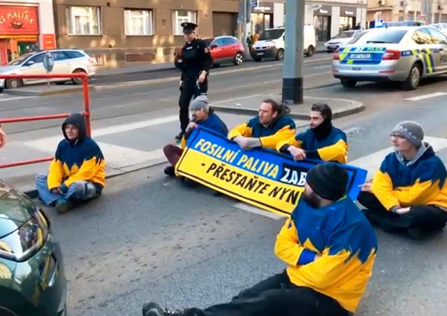В Праге активисты перекрыли дорогу, чтобы привлечь внимание к способу поддержки Украины