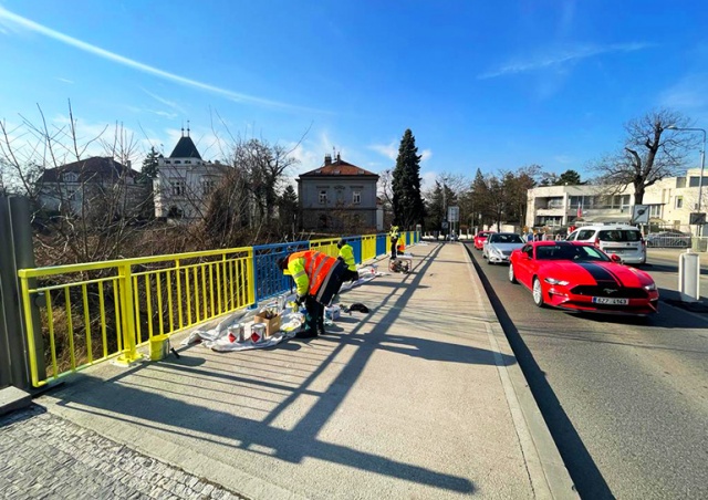 Власти Праги покрасили забор напротив посольства РФ в сине-желтые цвета