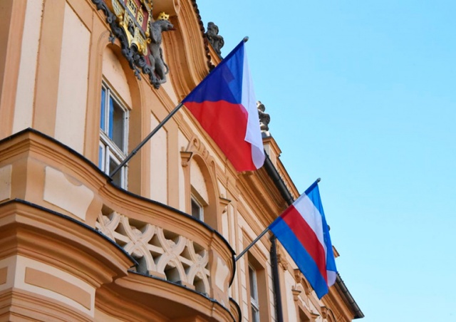 У Праги-8 проблема: ее флаг похож на российский